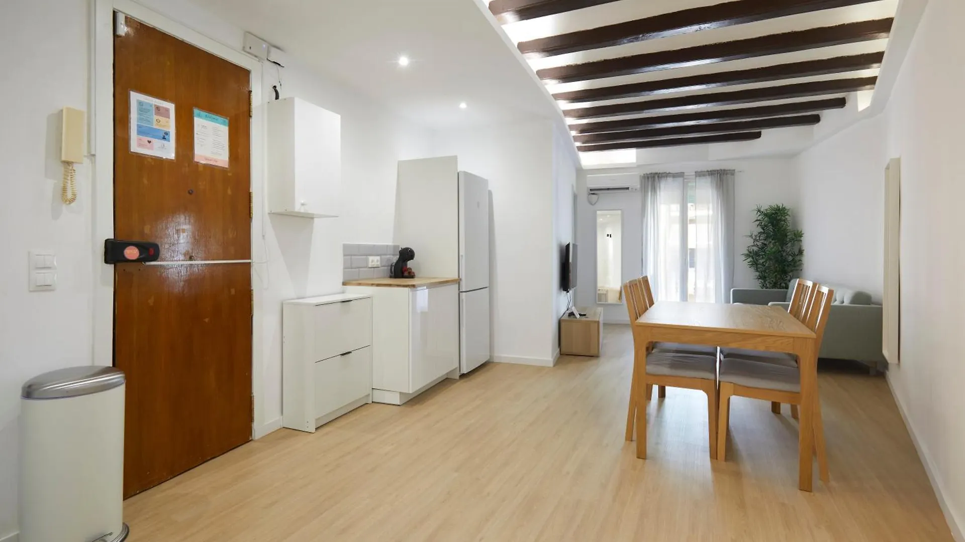 17 Nice Apartment Next To El Molino 바르셀로나