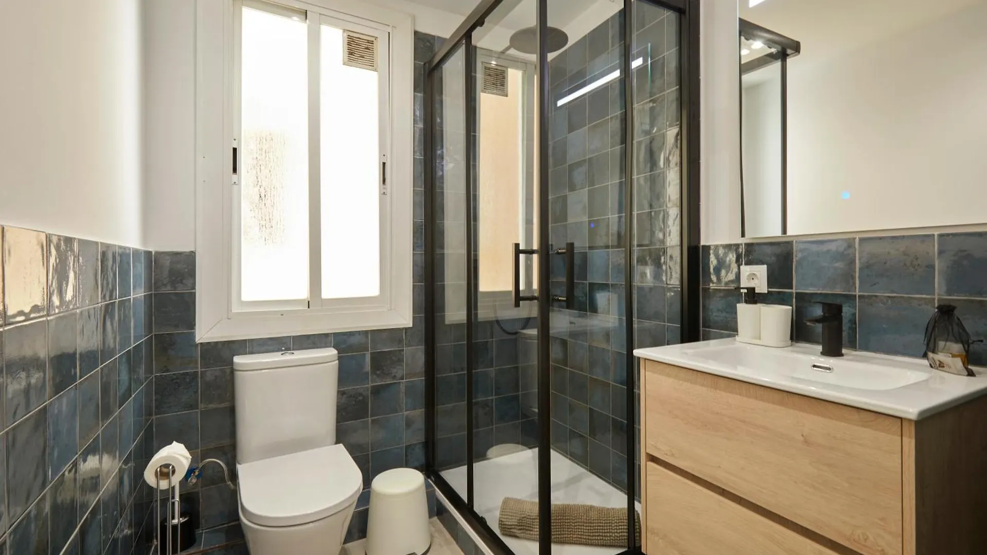 17 Nice Apartment Next To El Molino Barcelona Spain