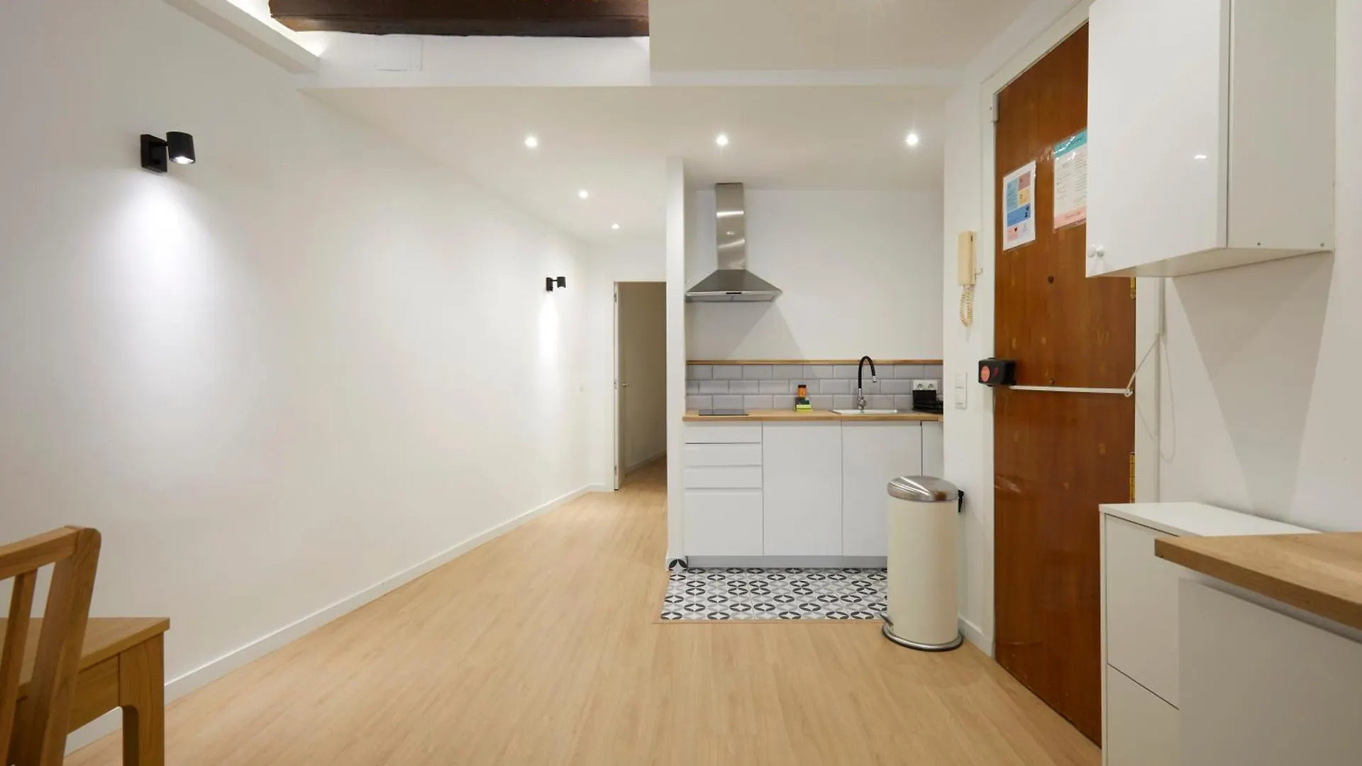 17 Nice Apartment Next To El Molino Barcelona 0*,