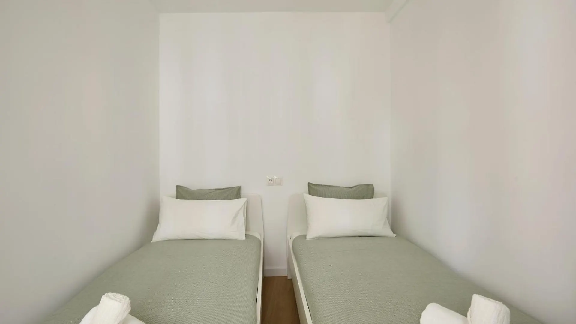 17 Nice Apartment Next To El Molino Barcelona