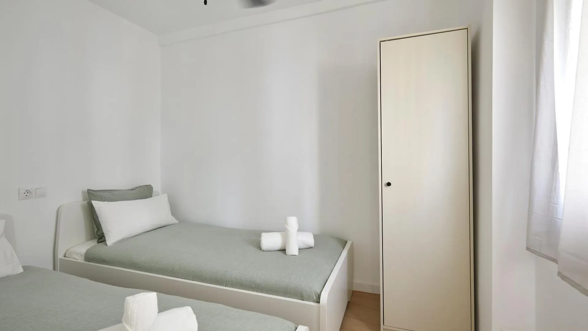 17 Nice Apartment Next To El Molino Barcelona